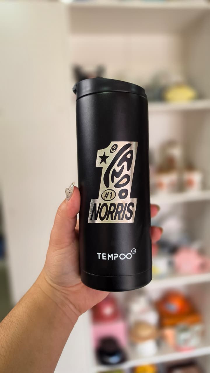Vaso negro con diseño grabado estilo automotriz